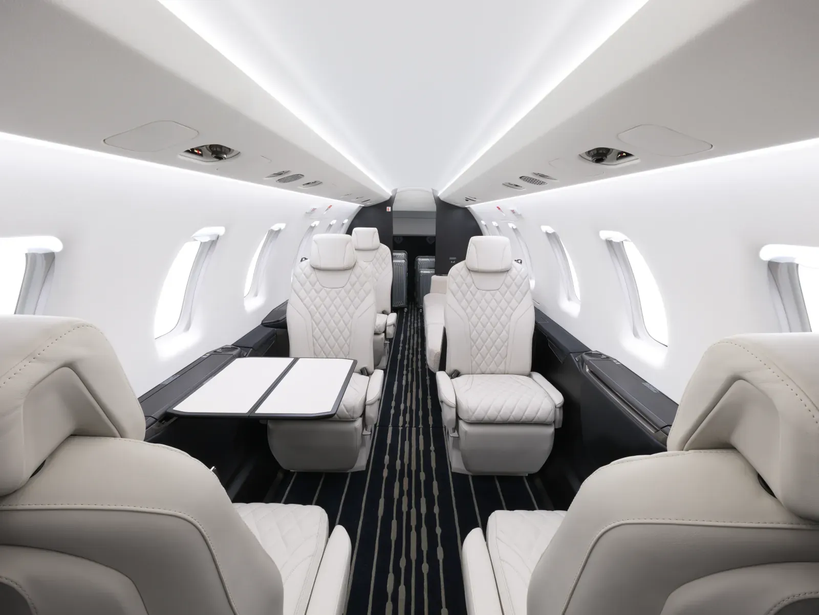 Kabine der Pilatus PC-24 mit beige-weißem Interieur