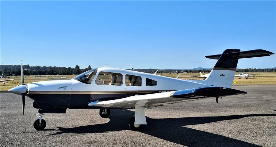 Piper PA-28R Turbo Arrow auf dem Vorfeld